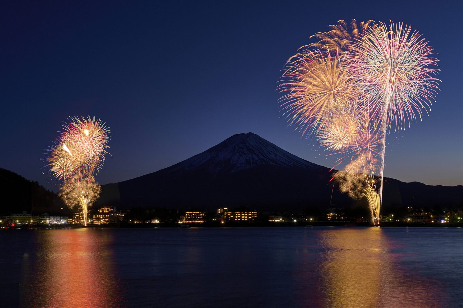 河口湖の花火大会（富士山と湖上の花火）