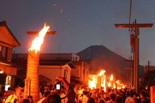 富士山のシルエットを背景に燃える吉田の火祭りの大松明